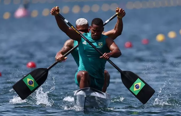 OLIMPÍADAS 2024: Isaquias Queiroz e Jacky Godmann vencem bateria e passam para as semifinais