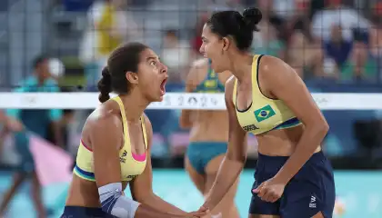 Duda e Ana Patrícia vencem australianas de virada e vão à final no vôlei de praia