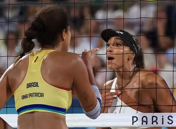 Olimpíadas 2024: Ana Patrícia discute com canadense e aponta dedo em final do vôlei de praia