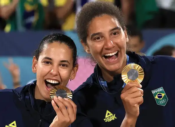 Ana Patrícia e Duda conquistam a medalha de ouro no vôlei de praia em Paris-2024