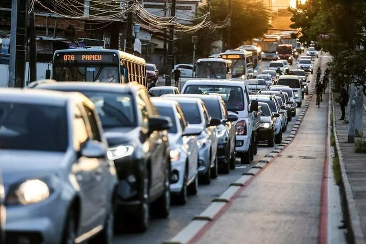 Cearense precisa trabalhar mais de 4 anos sem gastar salário para comprar 'carro popular'