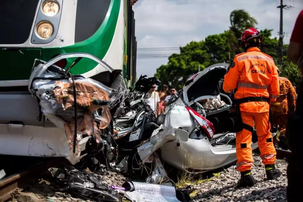 Mãe, irmã e filho de 6 anos da motorista morrem em acidente entre carro e VLT