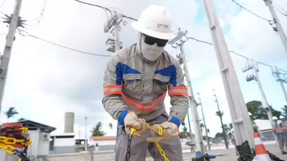 Enel é multada em R$ 28 milhões por quedas de energia e demora nas religações no Ceará