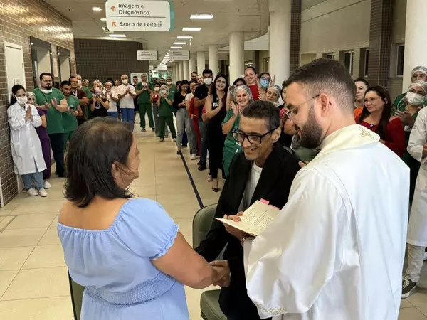 Paciente com câncer e em cuidados paliativos realiza sonho de casar após 26 anos