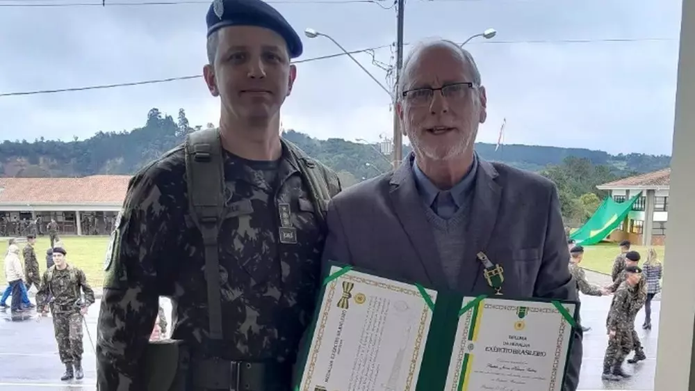 Prefeito James é condecorado com a Medalha Exército Brasileiro