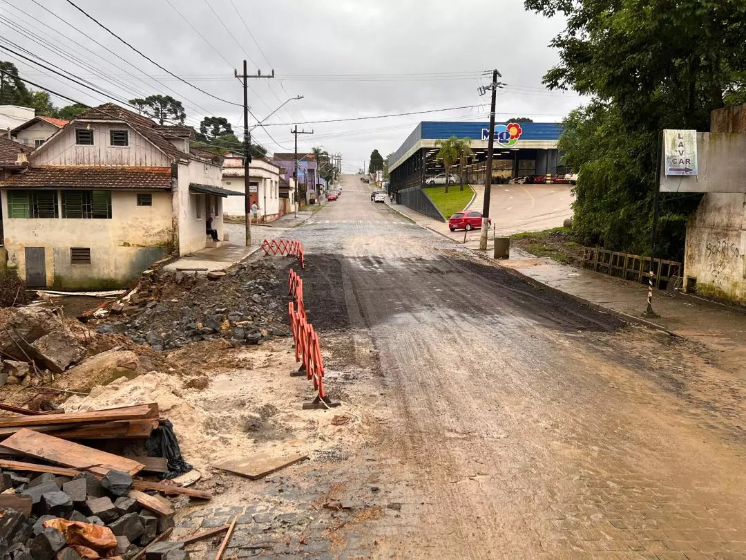 Após recuperação de manilhas, trânsito opera em meia pista na rua José Boiteux