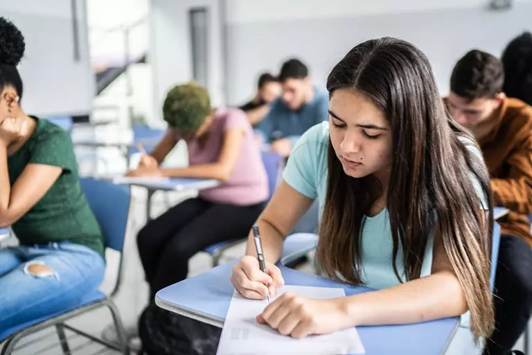 Presidente sanciona lei que prevê bolsa de permanência para alunos do ensino médio