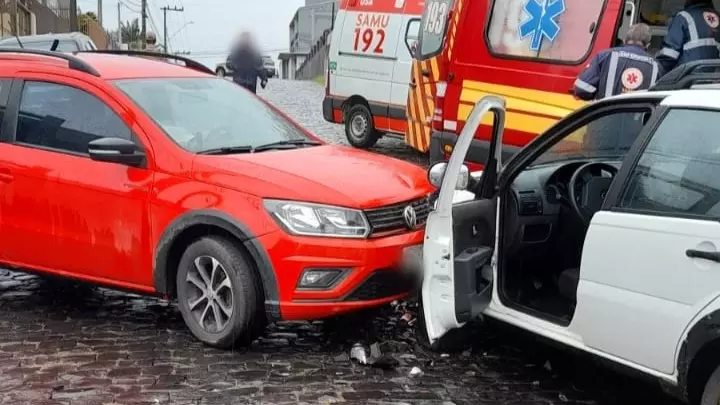 Colisão frontal entre dois veículos deixa uma pessoa ferida em Mafra