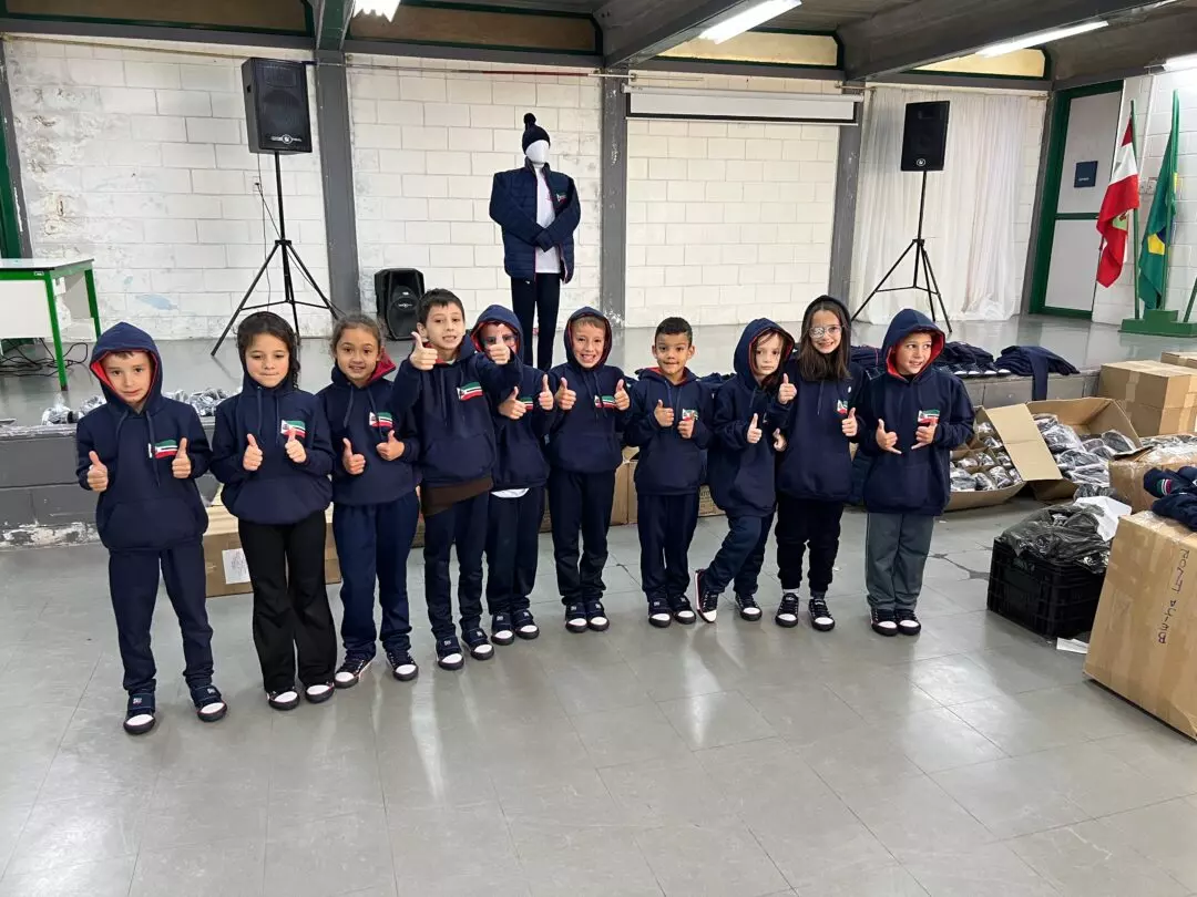 Prefeitura de Mafra entrega uniformes escolares de inverno para alunos da rede municipal