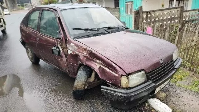 Motorista foge após colidir com caçamba estacionada em Mafra