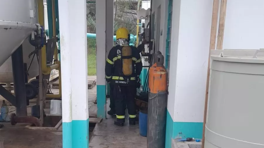 Bombeiros contêm vazamento de gás perigoso na estação de tratamento da CASAN