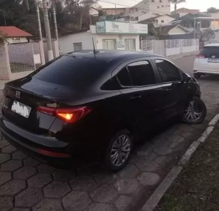 Condutor colide com veículo estacionado em Mafra