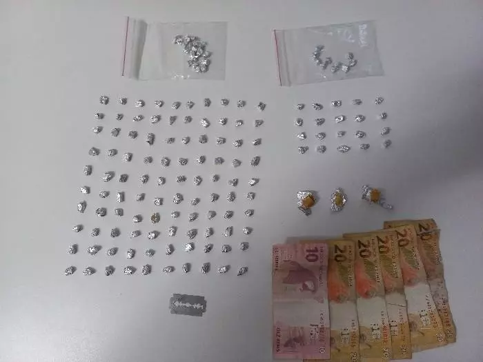 Polícia militar apreende mais de 150 pedras de crack em abordagem na Vila Nova