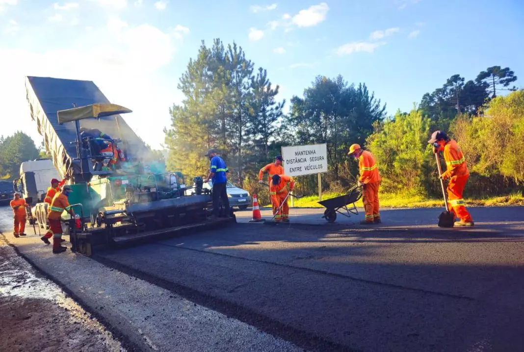 Obras de recuperação da BR-280 no Planalto Norte deixam trânsito com pare e siga