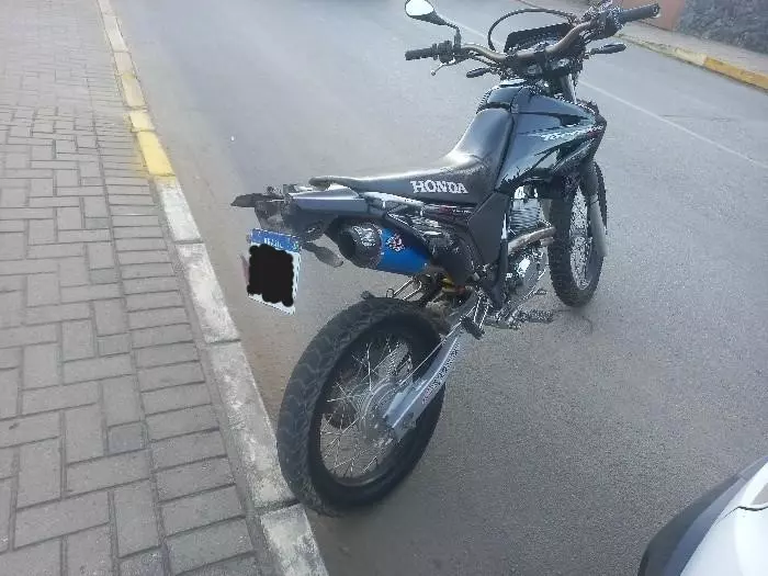 Motociclista foge de abordagem e arrasta policial em tentativa de fuga