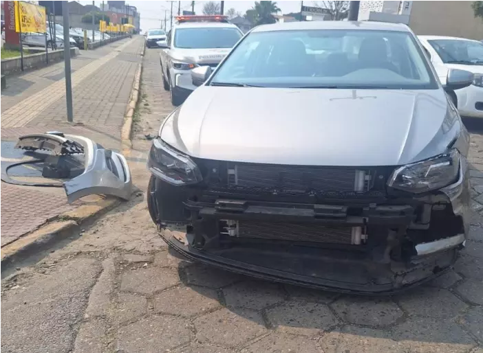 Idoso de 87 anos colide com outro veículo ao sair de estacionamento em Mafra