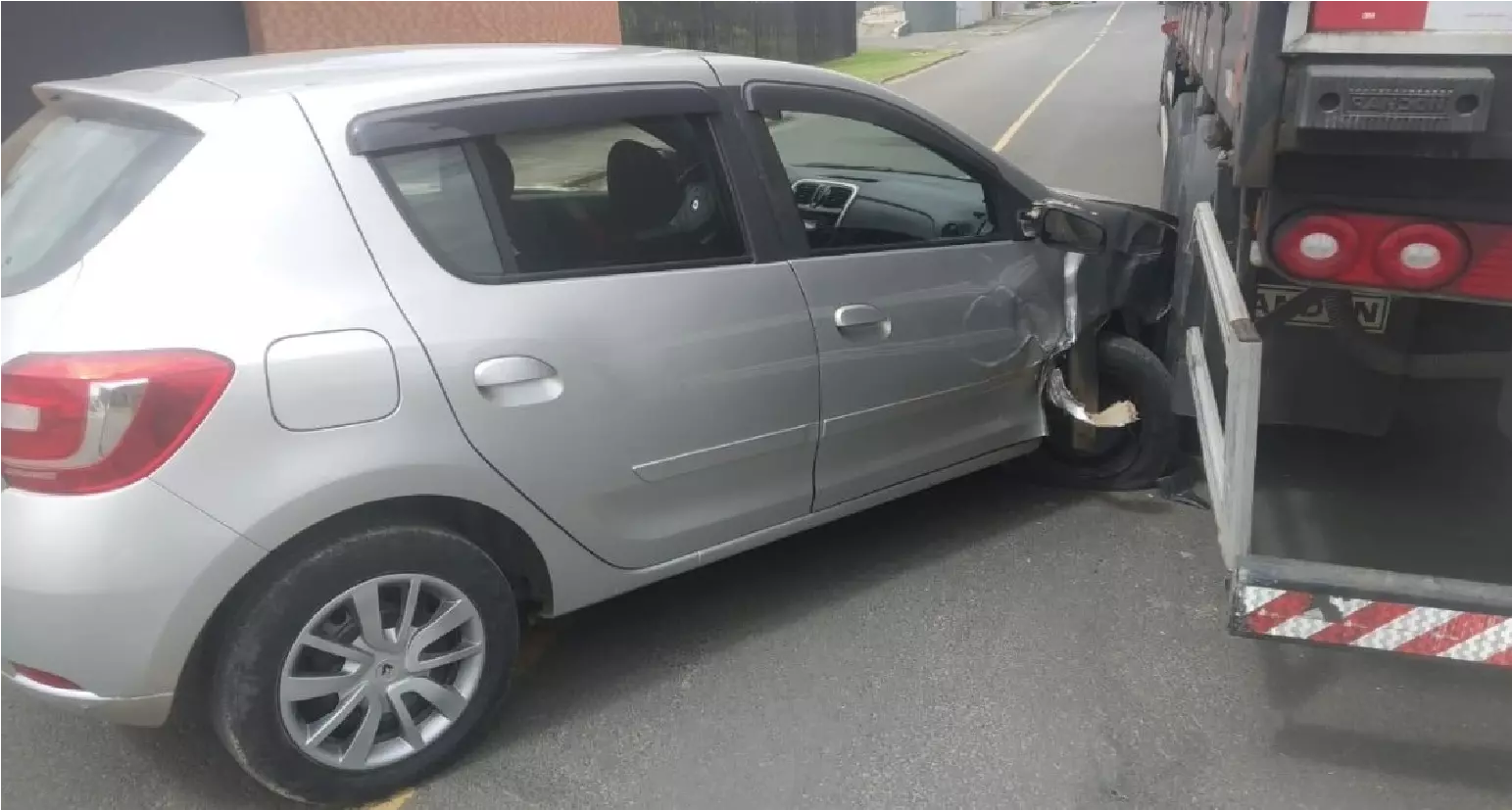 Motorista colide com caminhão estacionado em Mafra