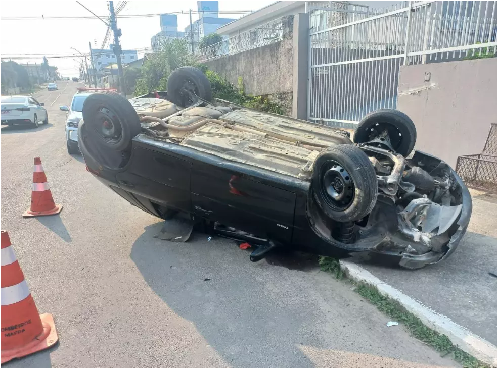 Condutora com CNH vencida capota veículo em Mafra