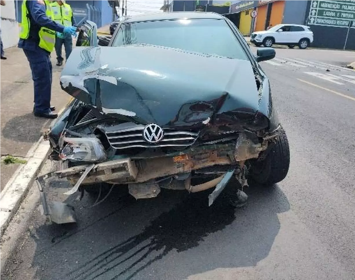 Acidente em cruzamento de Mafra deixa feridos e causa apreensão de veículo