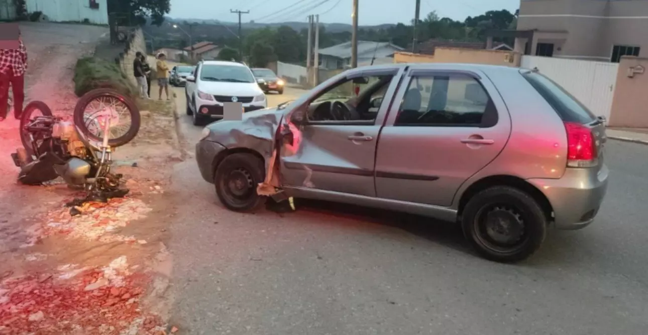 Colisão entre carro e moto deixa motociclista ferido em Mafra