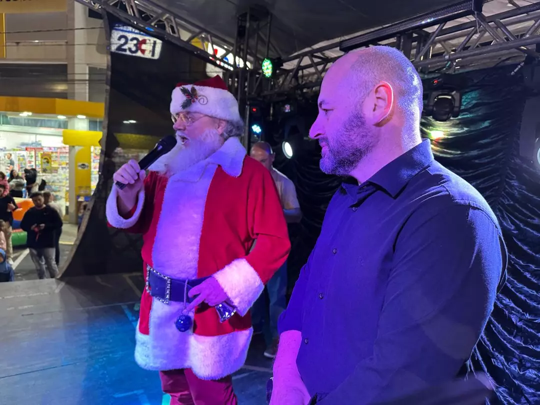 Chegada do Papai Noel marca abertura da programação natalina em Mafra