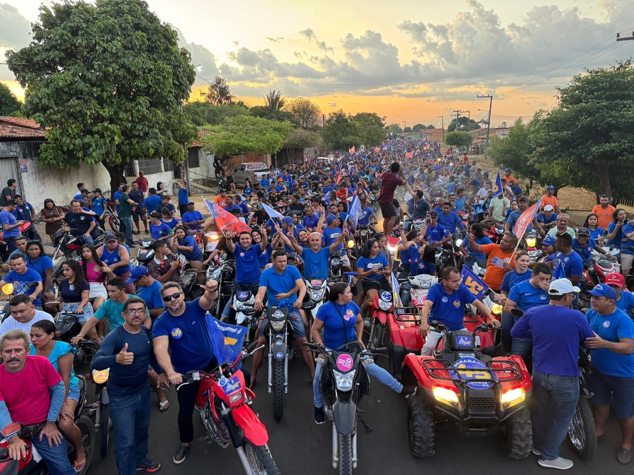 MOTOQUEIROS DE PARNARAMA SE MANIFESTAM EM APOIO AOS CANDIDATOS DA ONDA AZUL 45