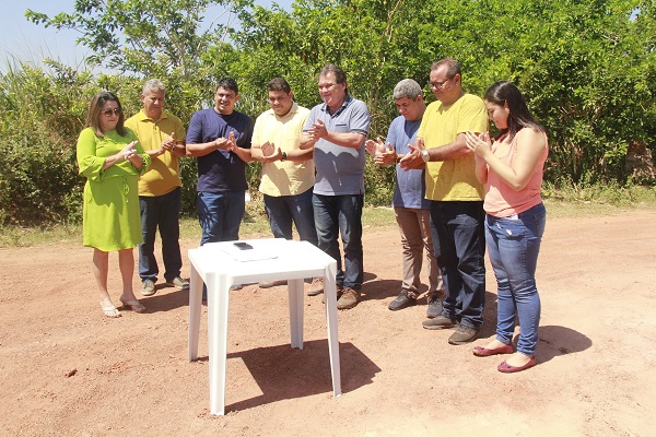 Prefeito autoriza obra de pavimentação poliédrica na rua Antônio Lacerda