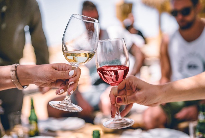 Descubra quais são os tipos de vinhos mais indicados para o verão e como deixar a garrafa gelada por mais tempo