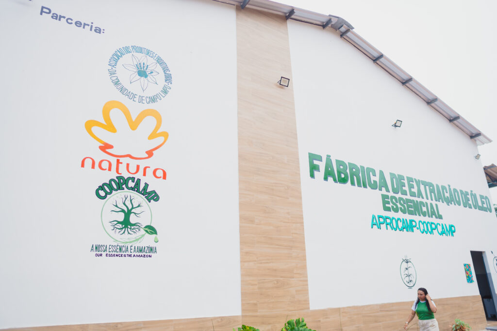 Natura inaugura agroindústria na Amazônia em parceria com comunidade local