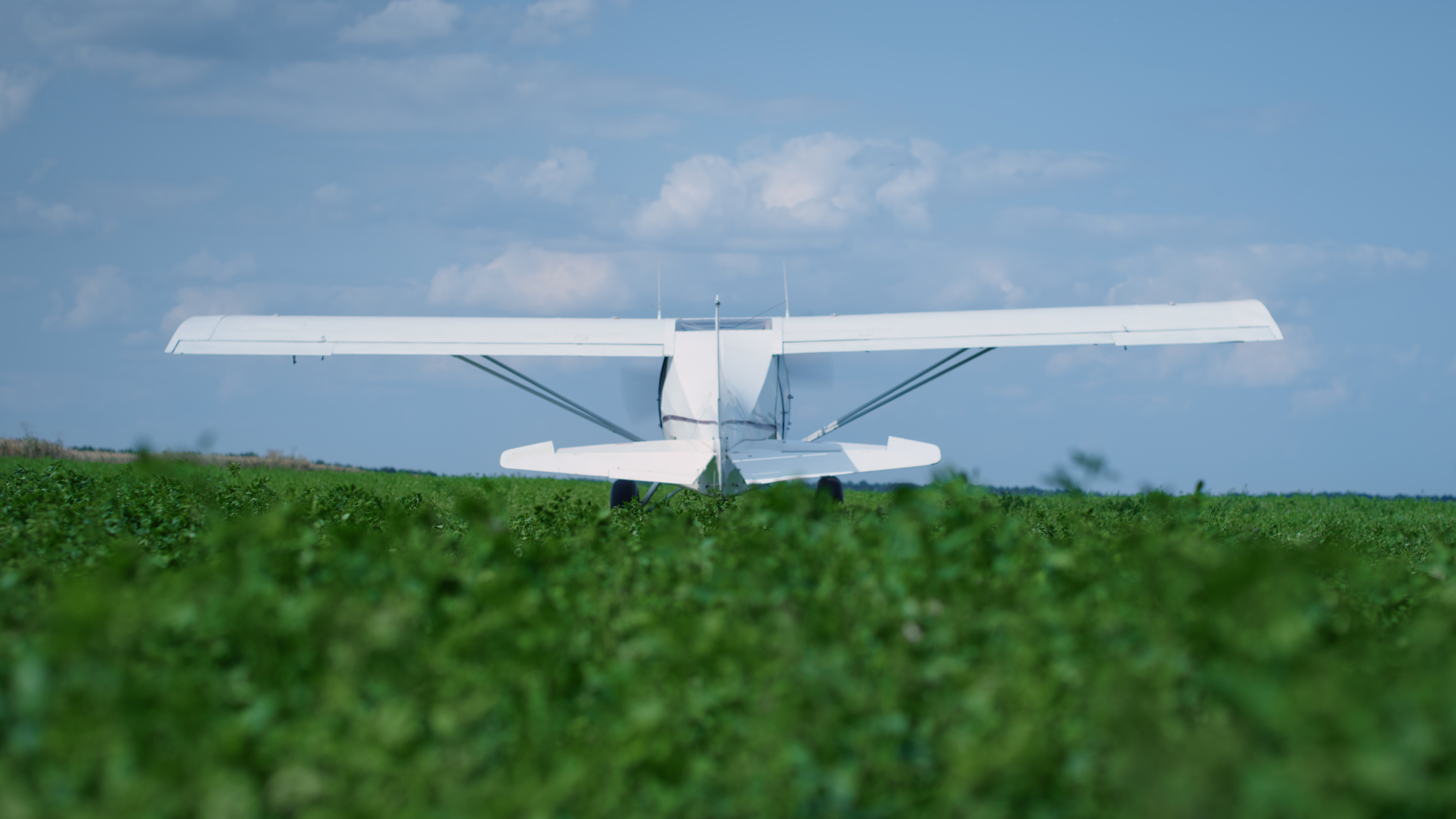 Uso de aviões agrícolas para combate a incêndios aumenta 50% no Brasil