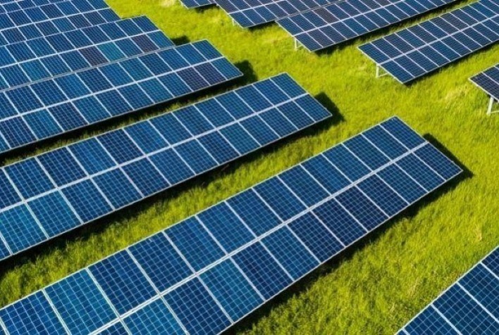 Energia Solar no Brasil: Marca de 52 GW e R$ 238,3 Bilhões em Investimentos, mas Desafios Persistem