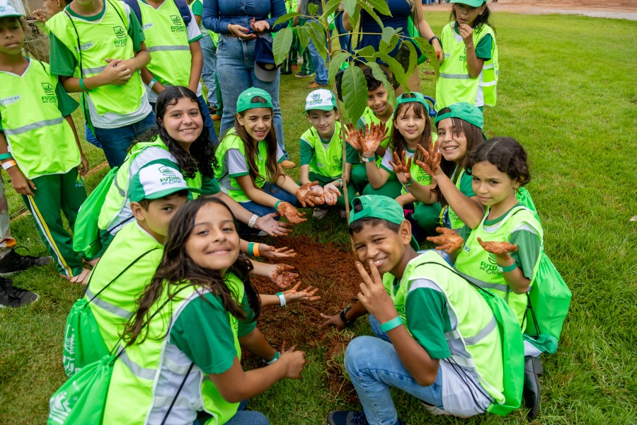 Futuro em Campo leva estudantes de Campos de Júlio para conhecer a realidade do agronegócio em dia de campo