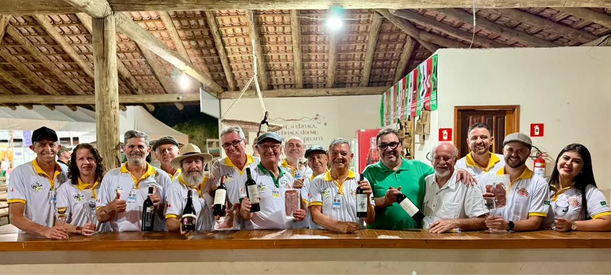 46ª FESTA DA POLENTA - Também teve socol na Adega do Vinho