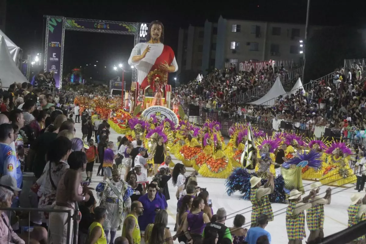 Sangue Jovem levou a fé para a segunda noite desfiles do Carnaval Santista l