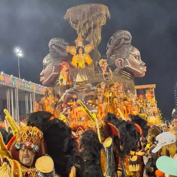 DRAGÕES DA REAL FERVE O SAMBÓDROMO DO ANHEMBI CANTANDO AS ORIGENS AFRICANAS