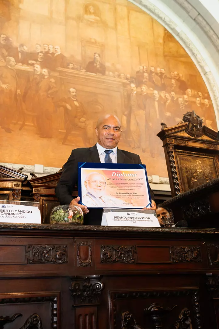 Presidente do Tuiuti, Renato Thor, recebe diploma Abdias Nascimento em cerimônia no Rio