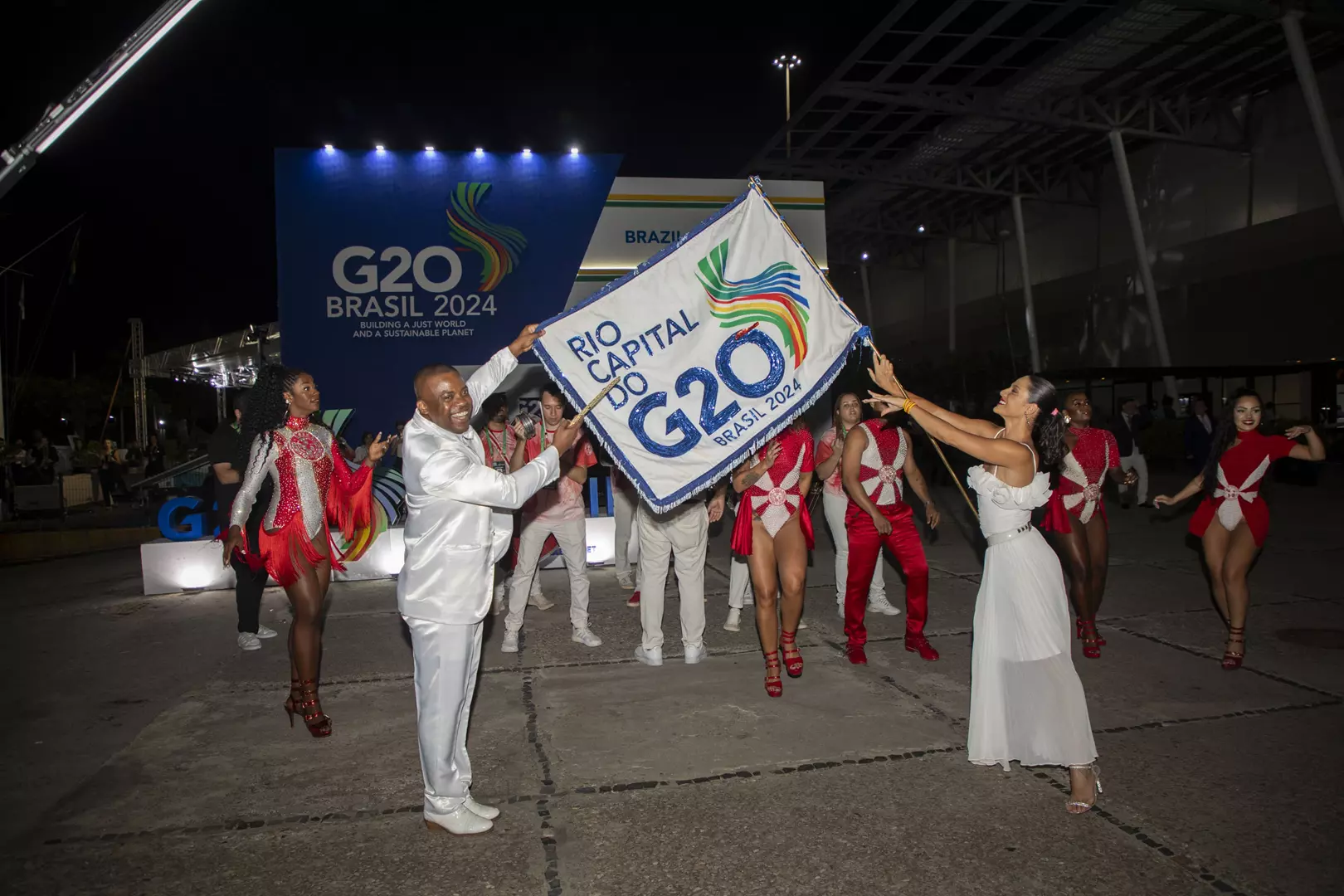 Acadêmicos do Salgueiro encanta delegações do G20 com apresentação no Museu de Arte Moderna