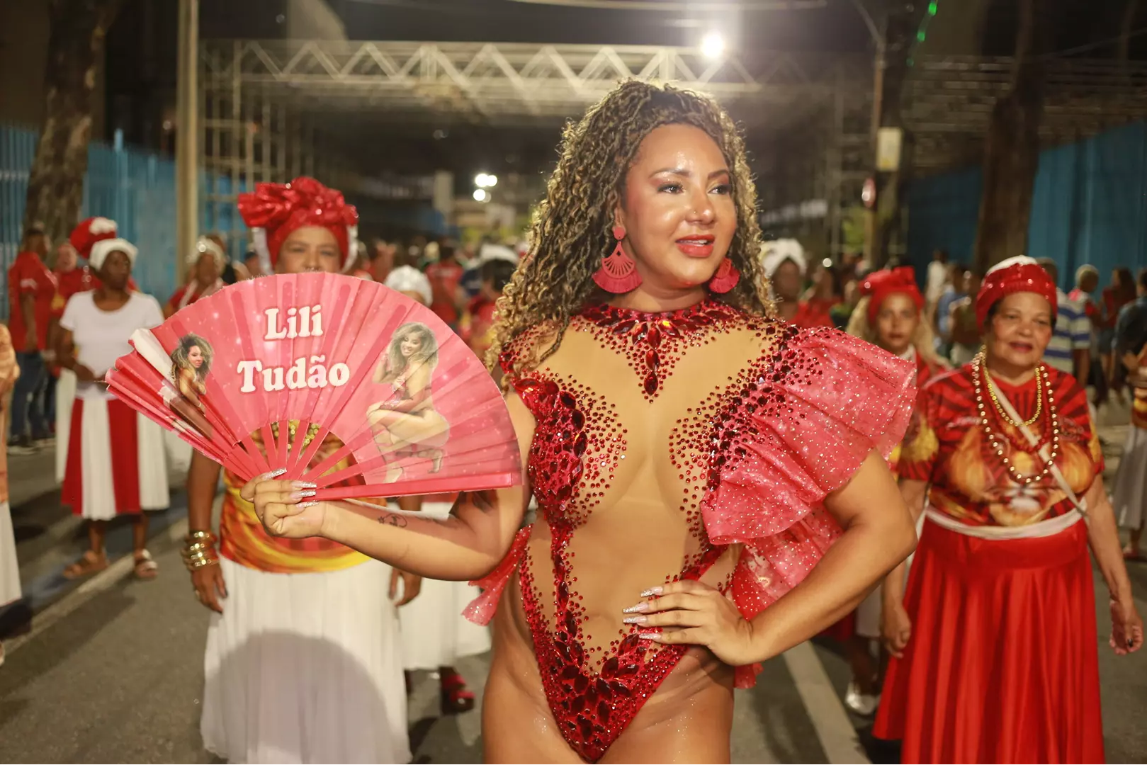 Em noite de ensaio de rua Lili Tudão rouba a cena na Estácio de Sá