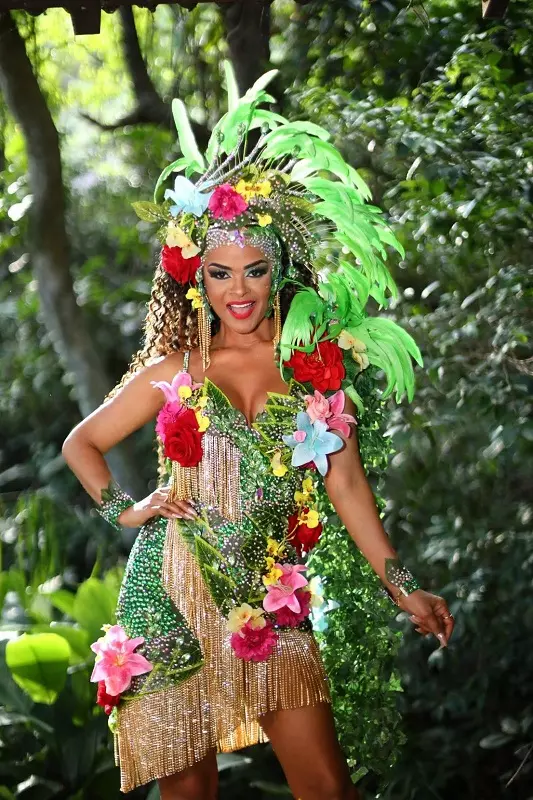 Anny Alves, musa da Porto da Pedra, preparou um figurino deslumbrante inspirado na exuberância da natureza tropical brasileira