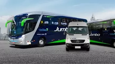 A foto mostra um ônibus, micro-ônibus e van da Jumbo Turismo