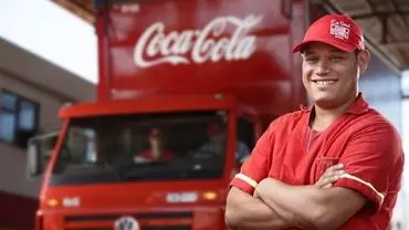 A foto mostra um caminhão da Coca-Cola