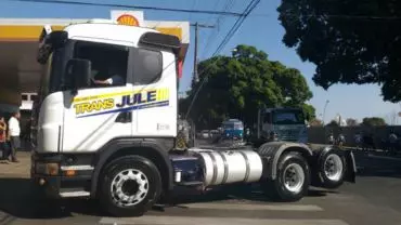 A foto mostra uma carreta da Transjule