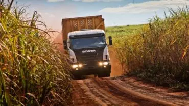 A foto mostra uma carreta da Tietê Agroindustrial