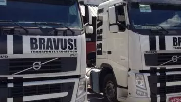 A foto mostra duas carretas da Bravus Transportes