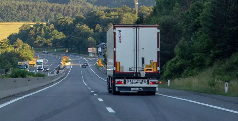 A foto mostra um caminhão na estrada