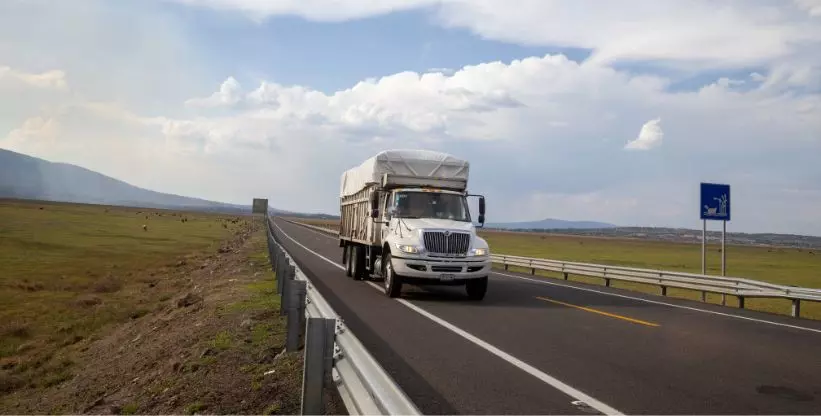 A foto mostra outro caminhão na estrada