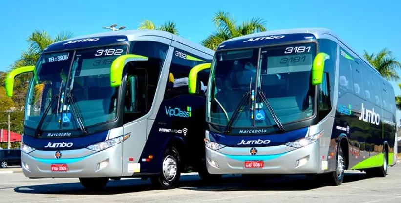 A foto mostra dois ônibus da Jumbo Turismo