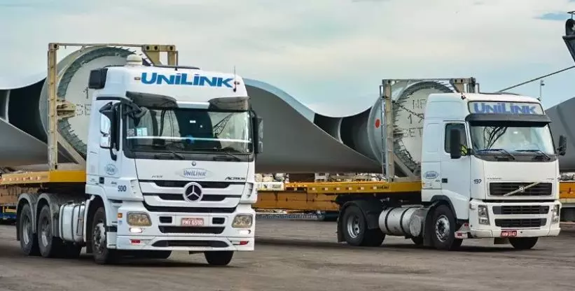 A foto mostra duas carretas da UniLink Transportes Integrados Ltda