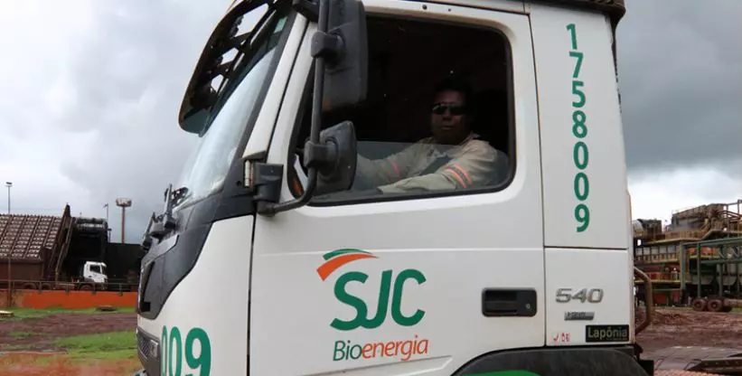 A foto mostra um caminhão da SJC Bioenergia