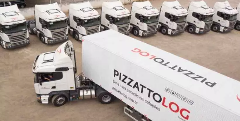 A foto mostra algumas carretas da Pizzattolog